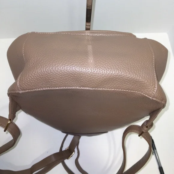 Premium Tan Pebble Faux Leather Gold Trimmed Medium Size Backpack.  EUC - Picture 5 of 9